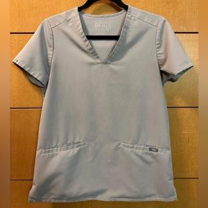 FIGS- 3 pocket scrub top & zamora petite jogger pants in CEMENT XS